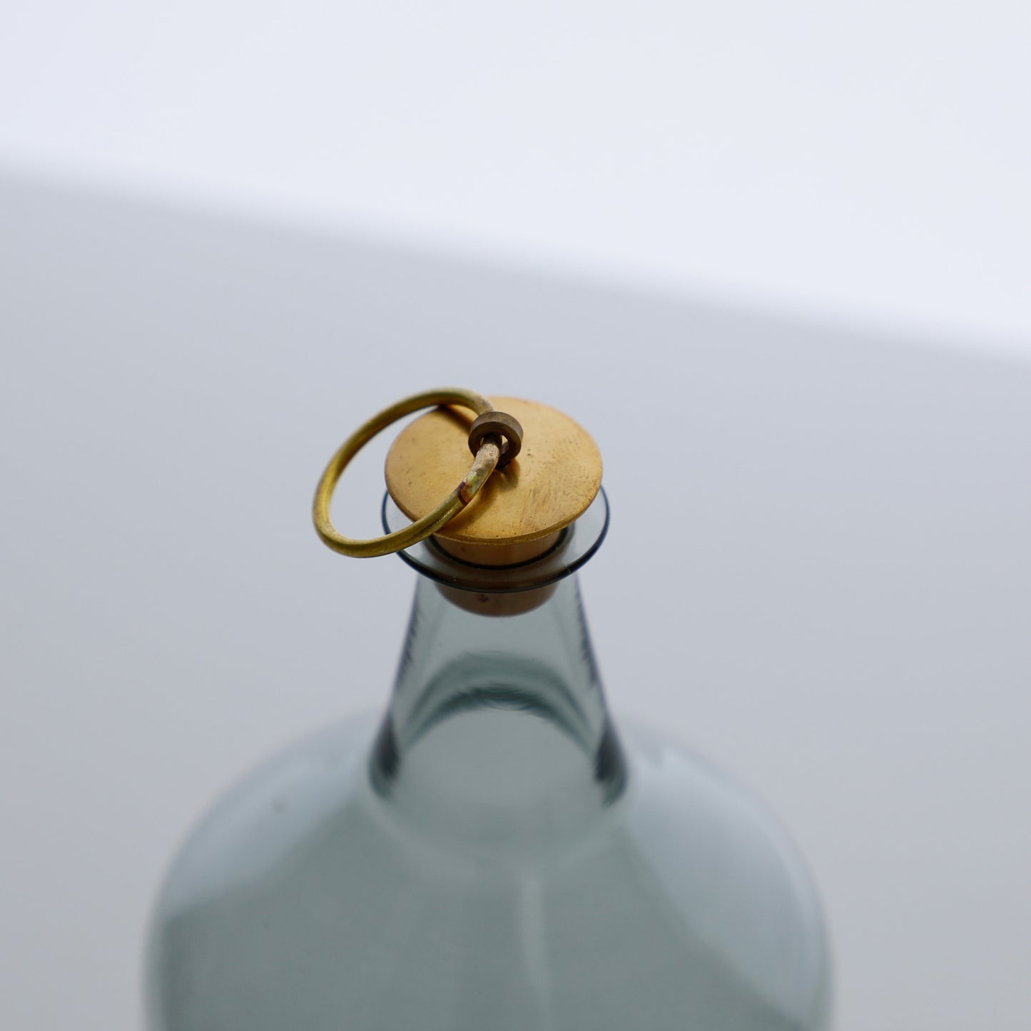 藍細鎬台付酒瓶 A