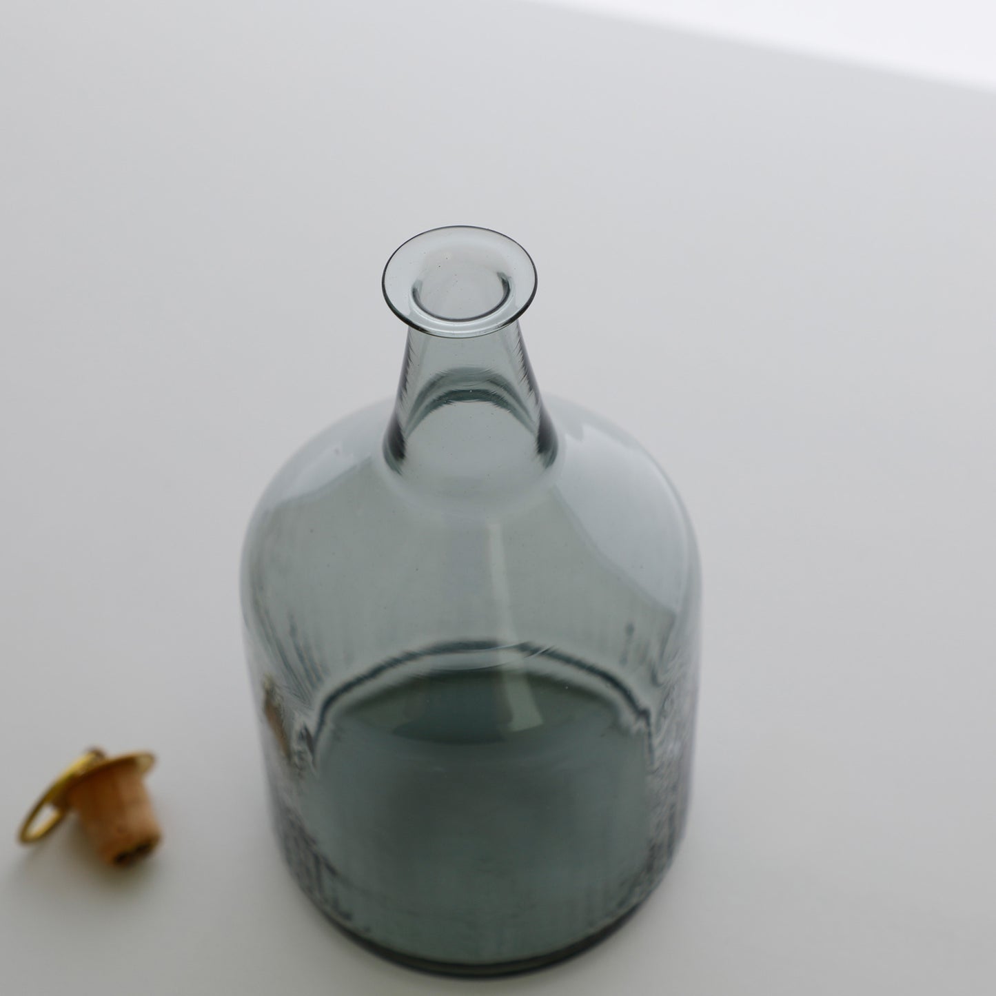 藍細鎬台付酒瓶 A