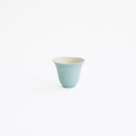 細長反茶杯　外薄青釉